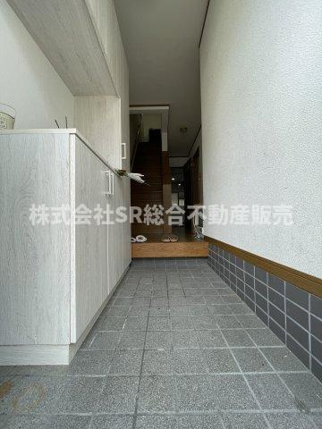 新町中古戸建の玄関|シューズボックス付きで整理整頓できます！