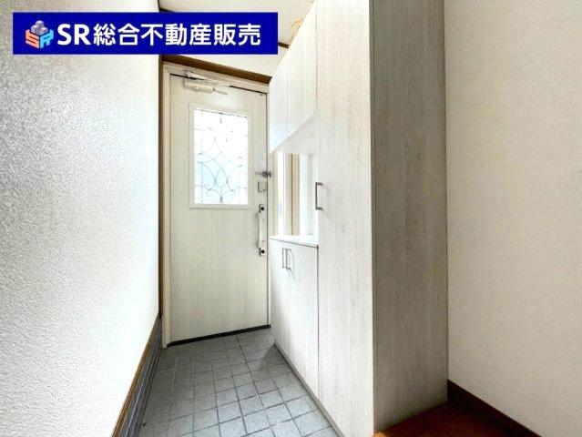 新町中古戸建の玄関|シューズボックス付きで整理整頓できます！