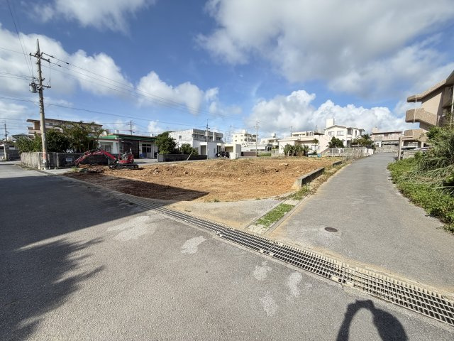 読谷村儀間2期（全3棟）の前面道路含む現地写真|※三方公道面♪西側6m♪南側5m♪北側4.2m♪