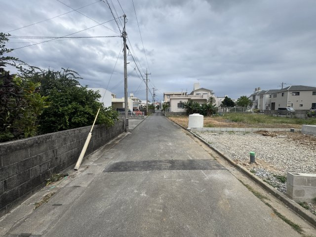 読谷村儀間2期（全3棟）ラスト3号棟の前面道路含む現地写真|※北側公道4.2m♪