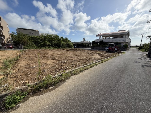 読谷村儀間2期（全3棟）の前面道路含む現地写真|※北側公道4.2m♪オーシャンビュー♪