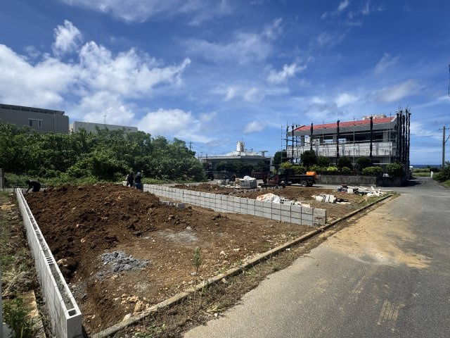 読谷村儀間2期（全3棟）の前面道路含む現地写真|※北側公道4.2m♪オーシャンビュー♪