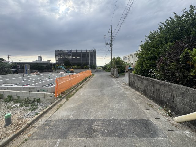 読谷村儀間2期（全3棟）の前面道路含む現地写真|※北側公道4.2m♪オーシャンビュー♪