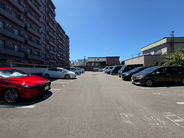 メゾンドルチェ拾参番館の駐車場