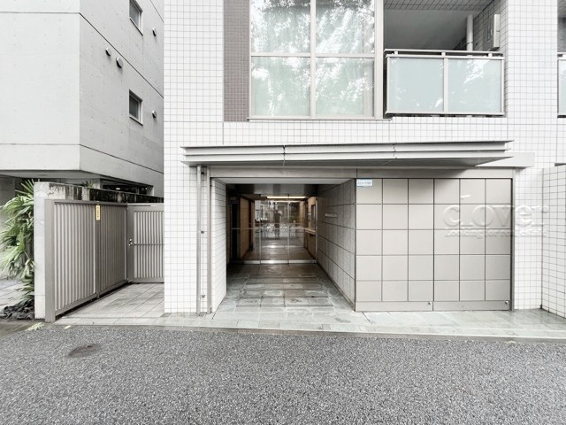 【エントランス】 | グランシーナ八幡山リスパイア | お客様を、そして住人を出迎えてくれるマンションのエントランス。ゴミが落ちていないことからも、管理状態の良さや住民の節度の高さが見て取れます。～即日のご見学可能～　お問合せはお気軽にどうぞ。
