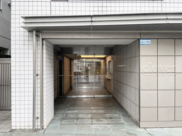 【エントランス】 | グランシーナ八幡山リスパイア | マンションの正面エントランス。出入りする人間を癒してくれるマンション入り口であり、その建物の「顔」でもあります。～即日のご見学可能～　お問合せはお気軽にどうぞ。
