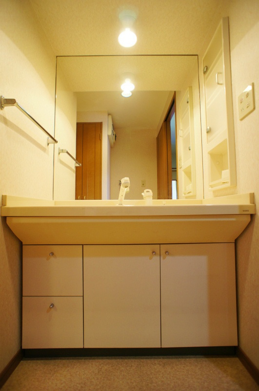 エバーライフネアシティ久留米弐番館の洗面所|脱衣スペースもあります