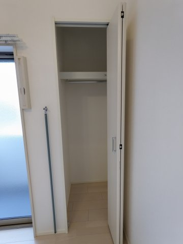 ハーモニーテラス大宝の収納|203号室クローゼット