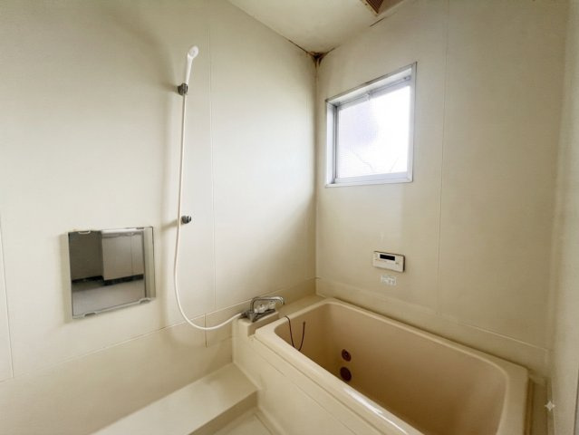 野木町友沼｜田園風景を望む、開放感のある庭付き中古戸建の浴室|1F
