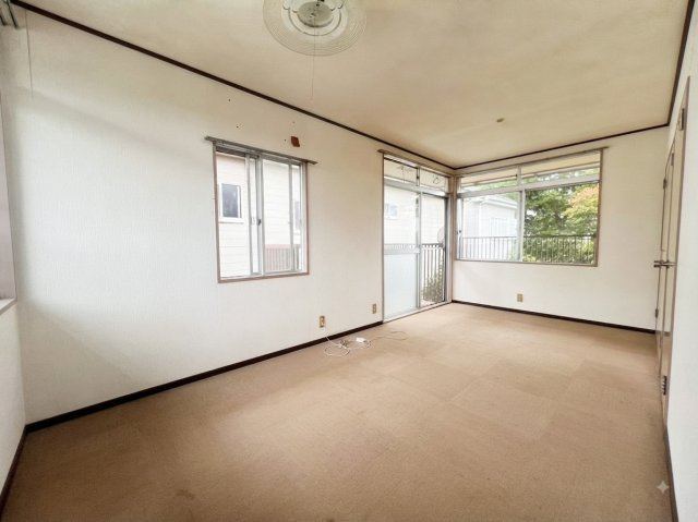 野木町友沼｜田園風景を望む、開放感のある庭付き中古戸建の洋室|2F洋室（カーペット）