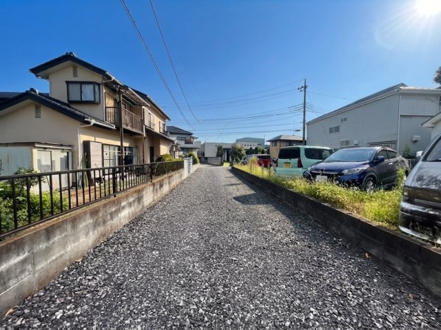 野木町友沼｜田園風景を望む、開放感のある庭付き中古戸建の前面道路含む現地写真