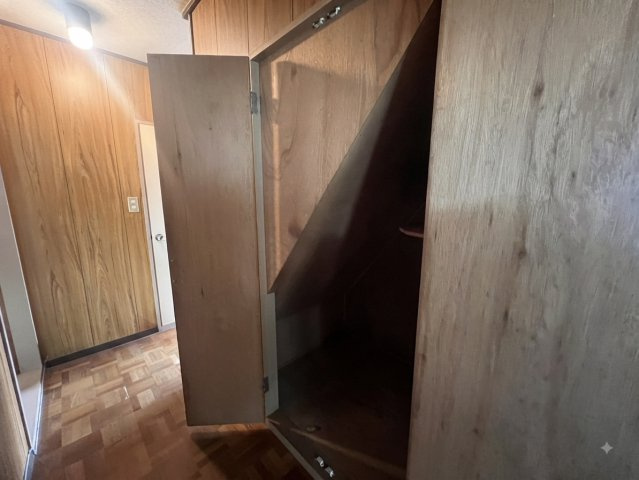 野木町友沼｜田園風景を望む、開放感のある庭付き中古戸建の収納|1F階段下収納