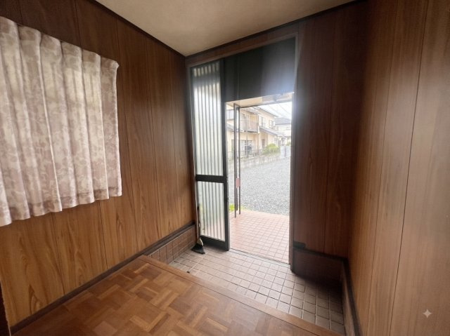 野木町友沼｜田園風景を望む、開放感のある庭付き中古戸建の玄関