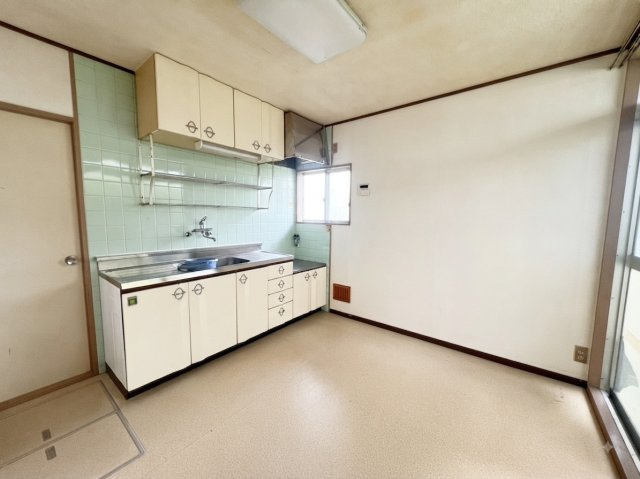 野木町友沼｜田園風景を望む、開放感のある庭付き中古戸建のキッチン|1F