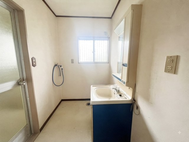 野木町友沼｜田園風景を望む、開放感のある庭付き中古戸建の脱衣所|1F