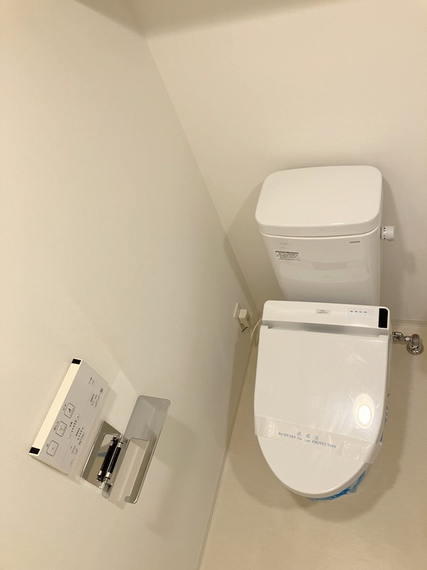メイクスデザイン西馬込のトイレ|棚収納と温水洗浄便座付きのトイレ