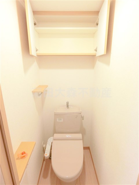 ルーブル大鳥居のトイレ|吊戸棚と温水洗浄便座付トイレ