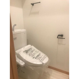温水洗浄便座付きのトイレです♪