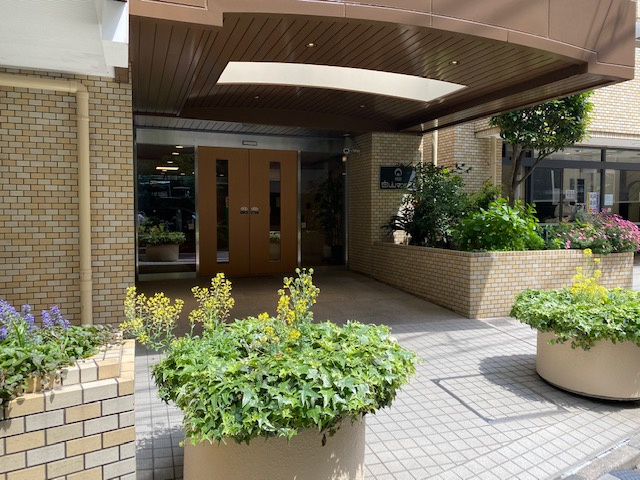 朝日白山マンションのエントランス