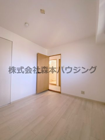 【洋室】 | 　ラフィネ星田 | 落ち着いた色調の洋室です