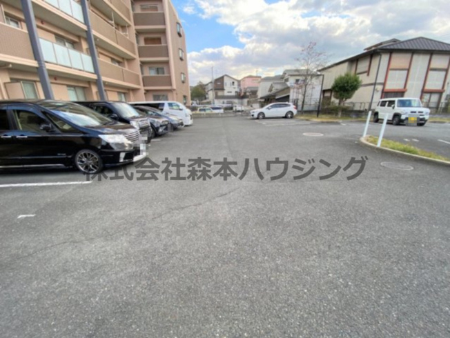 【駐車場】 | 　ラフィネ星田 | 駐車場に車を止められます