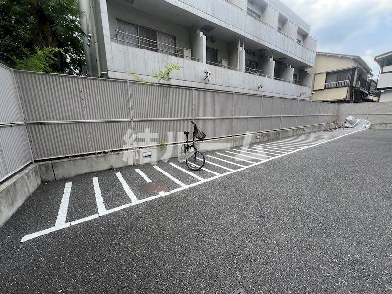 中野区鷺宮２丁目の賃貸マンションの駐車場