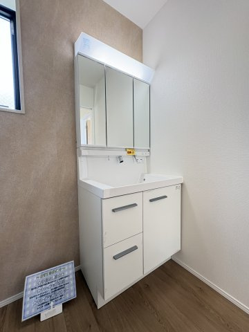 Bloom若松区浜町2丁目2期の独立洗面台|三面鏡の裏側にも収納を備えた、使い勝手の良い洗面化粧台です。