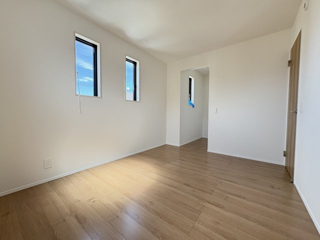 Bloom若松区浜町2丁目2期の洋室|明るい陽射しが差し込む洋室です。