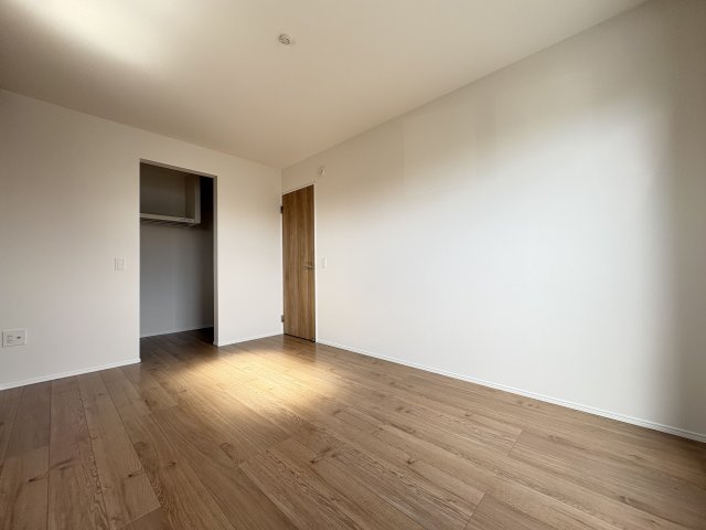 Bloom若松区浜町2丁目2期の洋室|収納付きで、お部屋をすっきりとお使いいただけます。