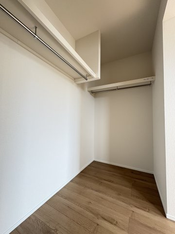 Bloom若松区浜町2丁目2期の収納|たっぷり収納できるWICを備え、衣類や季節物もすっきり整理できます。