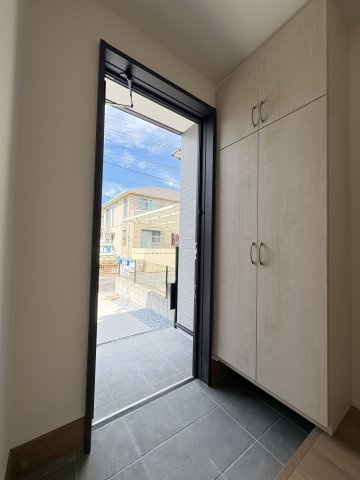 Bloom若松区浜町2丁目2期の玄関|収納力のあるシューズボックスで、靴をすっきり整理できます。