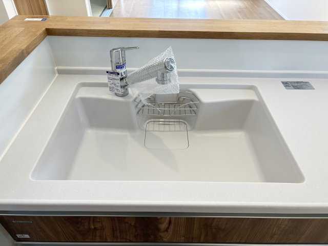 Bloom若松区浜町2丁目2期のキッチン|浄水器一体型水栓を備えた、使い勝手の良いキッチンです。