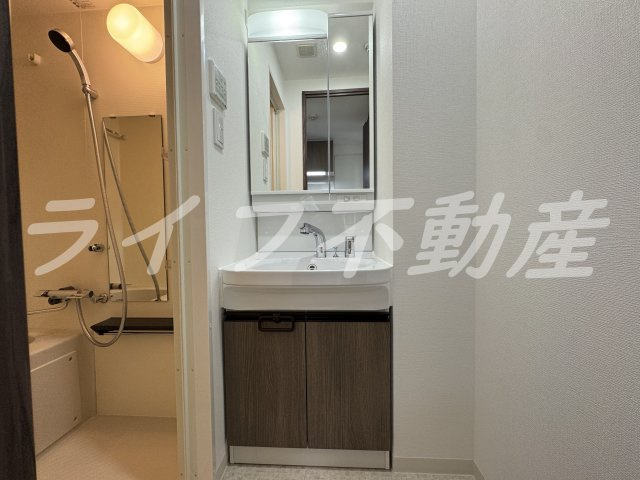 アドバンス大阪メルディアの独立洗面台|朝の支度にも助かる、独立の洗髪洗面化粧台
