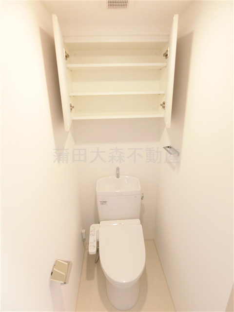 アーバンパーク東六郷Ⅱのトイレ|棚収納と温水洗浄便座付きトイレ　