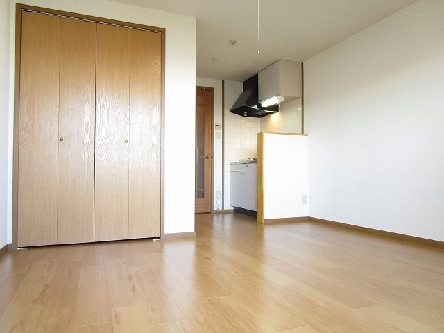 Ｃｏｕｒｔ　Ｌｉｖｅｌｙの内装|明るい色調の室内です