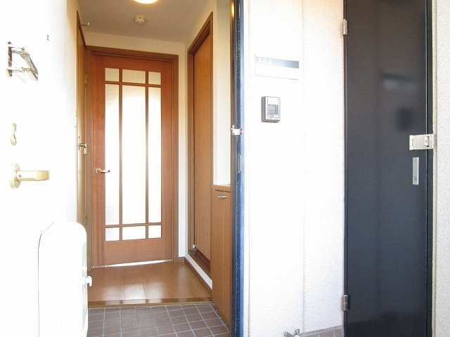 Ｃｏｕｒｔ　Ｌｉｖｅｌｙの玄関|収納もある玄関です