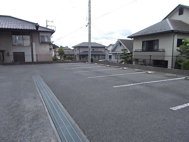 リバーシャトーの駐車場|車をお持ちの方に嬉しい駐車場付きの物件です