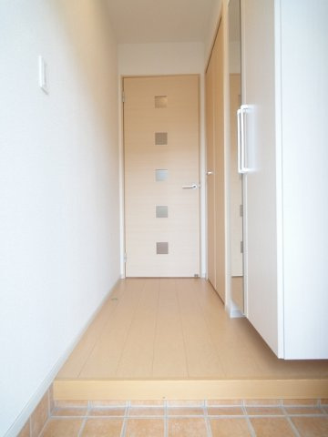 セント．クララアパートメントＡの玄関|明るい玄関です