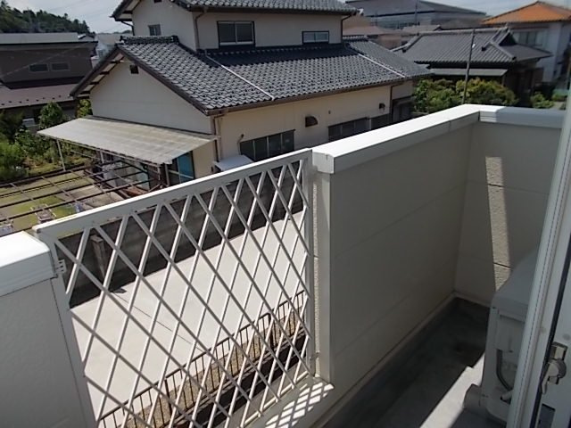 プラドール浜田のバルコニー|外からの目が気にならないバルコニーで洗濯物が干せます