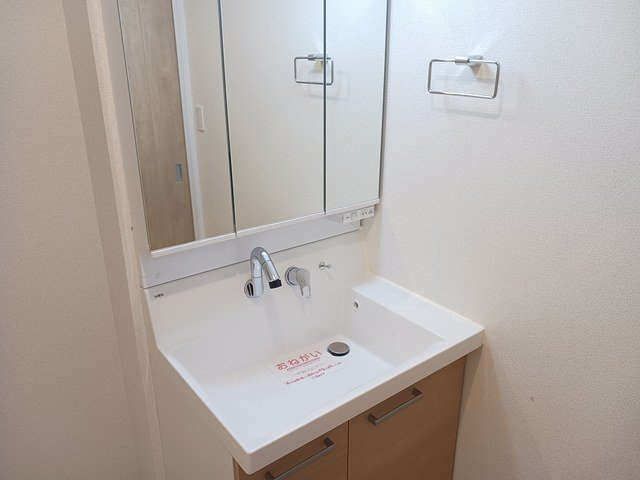 クラッシーコートの洗面所|明るい洗面所です