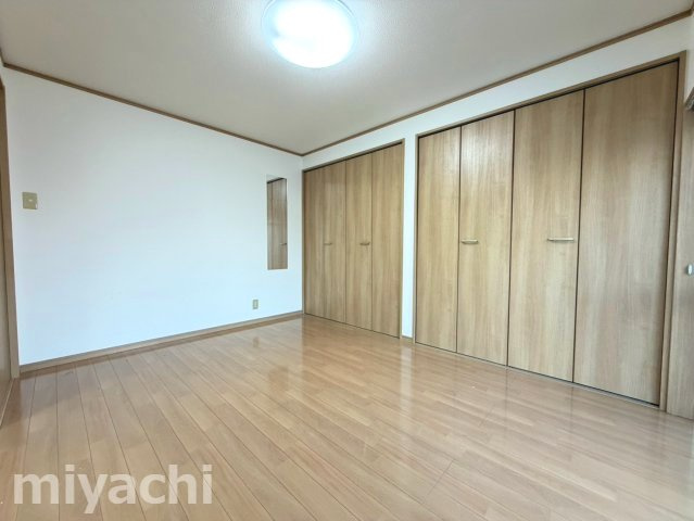 ロイヤルハイツの洋室