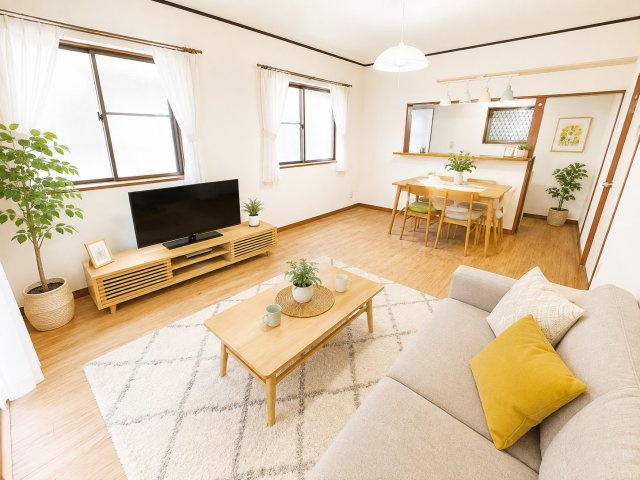 越谷市宮本町中古戸建て◆車庫付き◆の居間・リビング|ゆったりリビングで素敵なマイホーム◆デジタルステージング画像です。