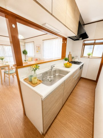 越谷市宮本町中古戸建て◆車庫付き◆のキッチン|人気のカウンターキッチン◆デジタルステージング画像です。