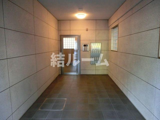 中野区大和町２丁目の賃貸マンションのエントランス