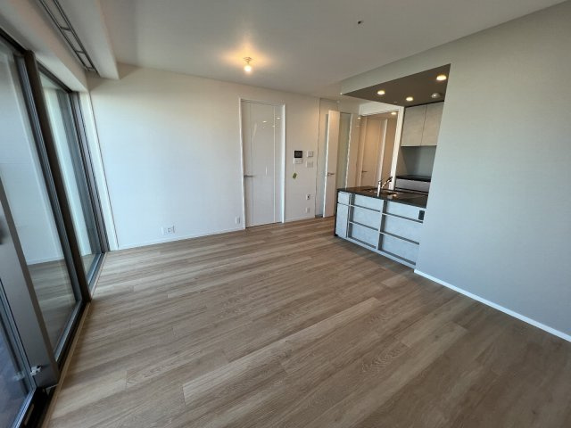 北西側の建物、水面に反射した柔らかな陽がお部屋の中を明るく演出してくれます
