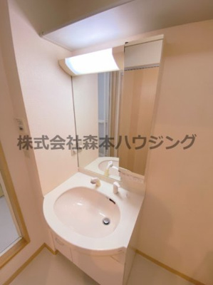 【独立洗面台】 | 　シャーメゾン岡山B棟 | 朝の支度にも助かる、独立の洗髪洗面化粧台