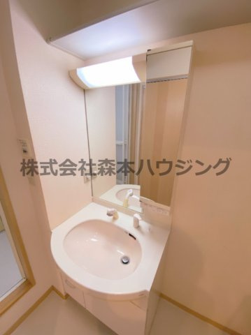 【独立洗面台】 | 　シャーメゾン岡山B棟 | 朝の支度にも助かる、独立の洗髪洗面化粧台