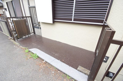 【その他】 | 東有馬2丁目戸建 | 小型バイクなら2台、大型も1台駐輪可能
