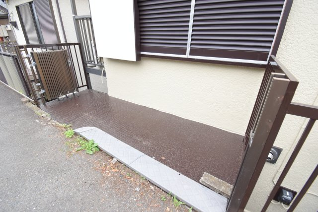 【その他】 | 東有馬2丁目戸建 | 小型バイクなら2台、大型も1台駐輪可能