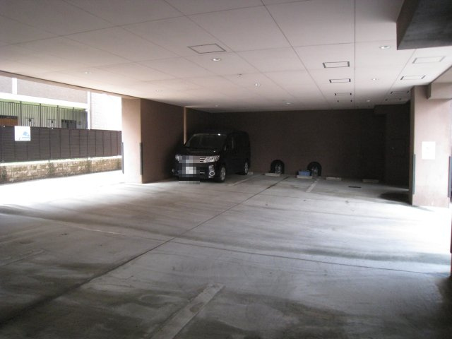 ジャルダン新栄の駐車場